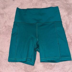 Salutation stash pocket short 5”